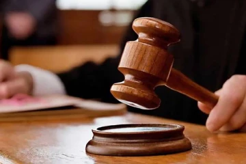 சட்டையில் பட்டன் போடாமல் வந்த வக்கீலுக்கு சிறை தண்டனை விதித்த நீதிமன்றம்