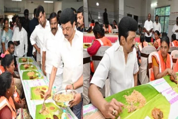 தூய்மை பணியாளர்களுக்கு பிரியாணி பரிமாறி அவர்களுடன் உணவருந்திய முதலமைச்சர்