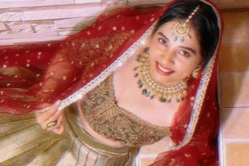 டாப் ஆங்கிளில் நடிகை ஸ்ருஷ்டியின் அழகிய போட்டோஷூட்