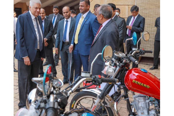 புதிய மோட்டார் சைக்கிள்கள் ஜனாதிபதியிடம் கையளிப்பு! | Hand Over New Motorcycles To The President