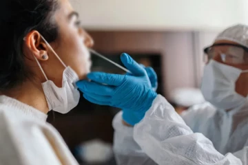 பிரான்சிலிருந்து தாயைக் காண பிரித்தானியா சென்ற பெண்... கொரோனா பரிசோதனை தொடர்பில் குற்றச்சாட்டு