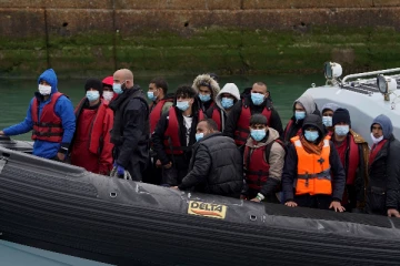 பிரித்தானியாவிற்கு சட்டவிரோதமாக பயணித்த 63 பேருக்கு நேர்ந்த கதி!