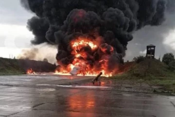 உக்ரைனின் உக்கிர தாக்குதலில் சின்னாபின்னமான ரஷ்ய விமானம்!