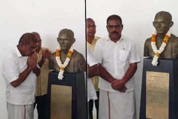 தந்தை செல்வாவின் உருவ சிலைக்கு மரியாதை செலுத்திய தமிழ் பொது வேட்பாளர்