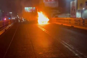 கொழும்பு மேம்பாலத்தில் திடீரென தீப்பிடித்த காரால் பரபரப்பு