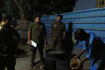 வவுனியாவில் சுற்றிவளைக்கப்பட்ட வீடு - கைப்பற்றப்பட்ட 580 லீட்டர் சீனிப் பாணி
