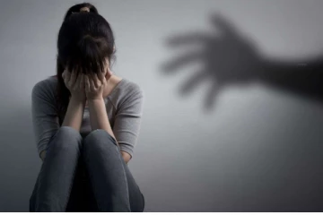 தம்பி போல் பழகியவரால் பாலியல் வன்கொடுமை - சைகையில் கொடுமையை விவரித்த பெண்