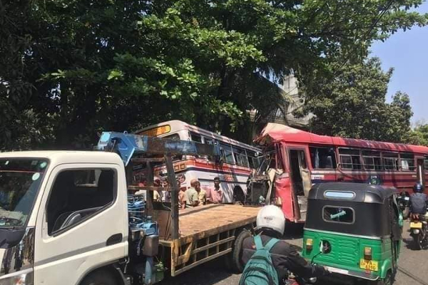 இலங்கையில் இடம்பெற்ற கோர விபத்து; 22 பேர் வைத்தியசாலையில் | Accident In Sri Lanka