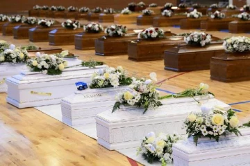 புலம்பெயர்ந்தவர்களின் சவப்பெட்டிகளால் நிரம்பிய மைதானம்: கண்ணீரில் மக்கள்