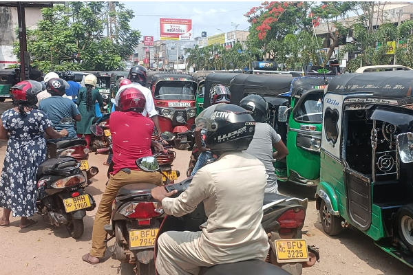 எரிபொருளுக்கு தட்டுப்பாடு - மிக நீண்ட வரிசையில் காத்திருக்கும் மக்கள் (படங்கள்) | Sri Lanka Fuel Shortages Fuel Price