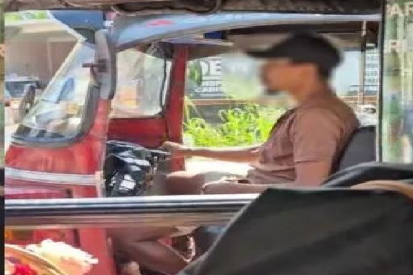 வெளிநாட்டு பெண்களுக்கு ஆபத்தாக மாறுகிறார்களா இலங்கை ஆண்கள்? முகம் சுழிக்கவைத்த மற்றுமொரு இளைஞன் | Driver Arrested For Harassing Foreign Women வெளிநாட்டு பெண்களுக்கு ஆபத்தாக மாறுகிறார்களா இலங்கை ஆண்கள்? முகம் சுழிக்கவைத்த மற்றுமொரு இளைஞன் | Driver Arrested For Harassing Foreign Women