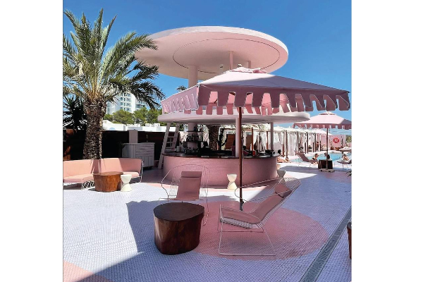 ஸ்பெயினை சேர்ந்த சொகுசு ஹோட்டலுக்கு இப்படி ஒரு மவுசா... அதுவும் கட்டணமே இல்லையாம்! | Spanish Hotel Offers A Free Stay In Its Suite