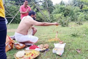 நாகப்பாம்பை உயிருடன் பிடித்த வனவிலங்கு ஆர்வலர்! பூஜை செய்து கொடுத்த ஷாக்