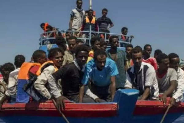 இத்தாலியில் படகு கவிழ்ந்து விபத்து : 2 வயது குழந்தை பலி | Migrant Boat Capsizes Off Italy S Lampedusa