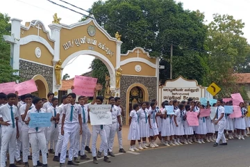 பாடசாலைக்குள் கள்ளத்தனம் எதற்கு; யாழ் பிரபல பாடசாலை மாணவர்கள் வீதிக்கு இறங்கி போராட்டம்!