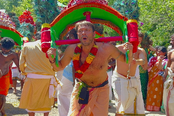 கனடாவில் பலரை வியப்பில் ஆழ்த்திய வெள்ளைக்காரரின் பக்தி! | White Man Who Took Kavadi In Canada Murukan Temple