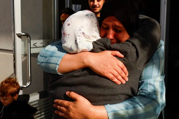 palestinians-celebrate-39-prisoners-release-deal இஸ்ரேல் சிறையில் இருந்து 39 பாலஸ்தீனியர்கள் விடுதலை: வாணவேடிக்கையுடன் வரவேற்ற மக்கள்
