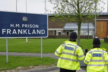 பொலிஸ் அதிகாரிக்கு நெஞ்சில் கத்திக்குத்து: பிரித்தானிய சிறையில் பரபரப்பு