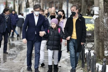 Down's Syndrome நோயால் பாதிக்கப்பட்ட 11வயது சிறுமி: பள்ளிக்கு  கை பிடித்து அழைத்து சென்ற பிரதமர்!