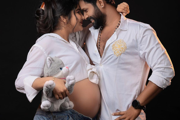 கர்ப்பமானதை வித்தியாசமாக அறிவித்த சீரியல் நடிகை! விருந்தாகும் புகைப்படங்கள்..! | The Serial Actress Announced Her Pregnancy