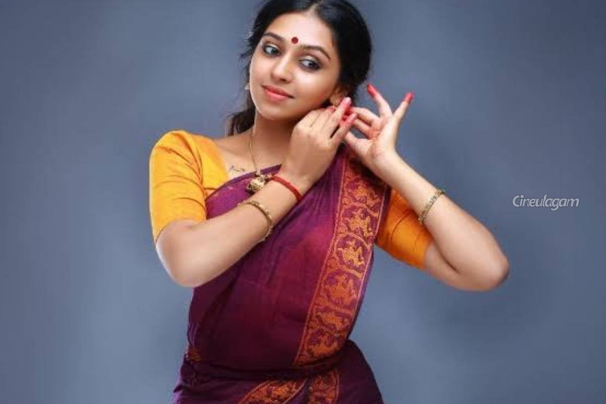 கும்கி பட புகழ் நடிகை லட்சுமி மேனனா இது, ஆளே மாறிவிட்டாரே... ஷாக்கான ரசிகர்கள் | Actress Lakshmi Menon Latest Photo Fans Shock