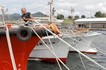 நடுக்கடலில் 22 மணிநேரம் தத்தளித்துக்கொண்டிருந்த அதிசய மனிதர்!