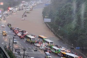 தென் கொரியாவில் வெள்ளம் மற்றும் மண்சரிவால் 14 பேர் பலி