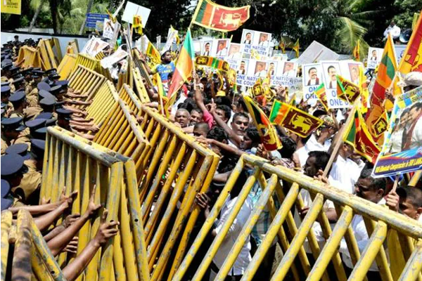 மக்கள் ஆர்ப்பாட்டத்தை ஒடுக்கமுயல்வது நாட்டை பெருங்குழப்பத்திற்குள் தள்ளும்: கரு ஜயசூரிய எச்சரிக்கை | Suppressing Protest Plunge The Country Into Chaos