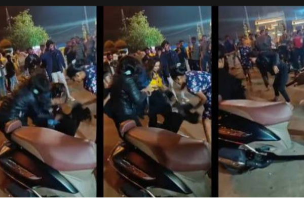 நடுரோட்டில் செருப்பால் சரமாரி அடி: போதையில் பெண்ணை தாக்கிய கும்பல்! | Four Drunk Women Kick Another Woman S In Indore