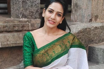 அழகிய சேலையில் கோவிலுக்குள் பாவனி ரெட்டி போட்டோஷூட்