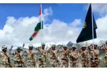 75வது சுதந்திர தின விழா; இந்திய-சீன எல்லையில் இந்திய தேசிய கொடியை ஏற்றி ராணுவ வீரர்கள் மரியாதை