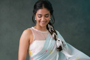 கீர்த்தி சுரேஷ் சேலையில் அழகிய ஸ்டில்கள்