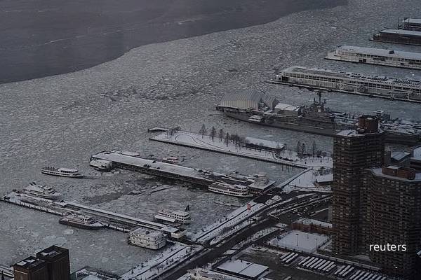 பனியில் உறைந்த நியூயார்க் நகரம்... பயணிகள் படகு சேவைகள் நிறுத்தம் | Nyc Suspends Commuter Ferries