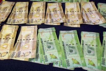 හිටපු ඇමති පුතෙක් හොර සල්ලි අච්චුගහල මාට්ටු වෙයි..