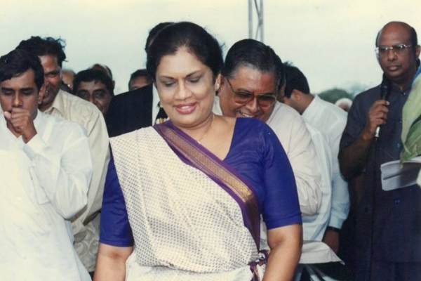 லண்டன் தெருவில் அநாதரவான நிலையில் இலங்கையை ஆட்டிபடைத்த பெண் ஜனாதிபதி ! | Ex President Chandrika On A London Street Longly