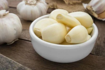 இரவில் படுக்கும் முன் ஒரு பல் பூண்டு சாப்பிடுவதால் என்ன நடக்கும் தெரியுமா?