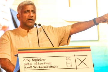 ඡන්ද දායකයින්ගේ ඇස් උඩ යන කතාවක් "..අනුරගේ තාත්තලා හැදුවේ නැත්නම් එයා පුංචි අම්මට කතා කරලා කියන්න ඕනේ අපි හය දෙනෙක් හදමු කියලා.."