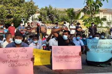 பொது மக்களால் முற்றுகையிடப்பட்ட பிரதேச செயலகம்! வடமராட்சியில் பதற்றம்(Live)