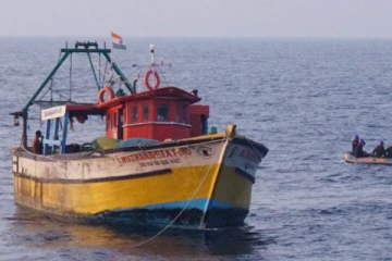 முல்லைத்தீவு கடலில் இந்திய இழுவை படகுகள் காணப்படுவதாக பொலிஸ் நிலையத்தில் முறைப்பாடு