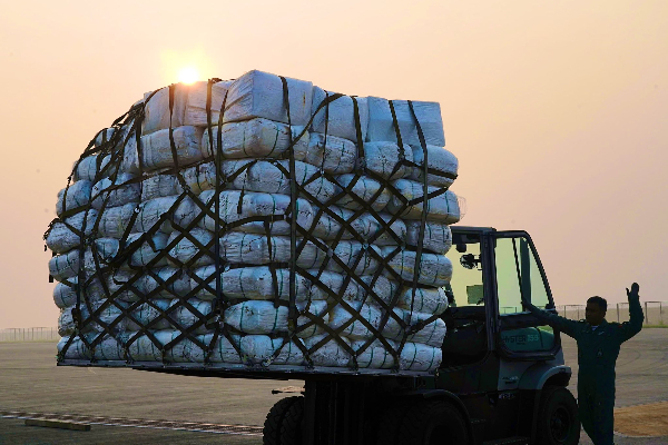 humanitarian assistance to Palestine people, Second Indian Air Force MCC C17 aircraft, El-Arish Airport in Egypt, 32 tonnes of aid, பாலஸ்தீன மக்களுக்கு மீண்டும் இந்தியா உதவிக்கரம்: 32 டன் பொருட்களுடன் எகிப்து புறப்பட்ட விமானப்படை விமானம்