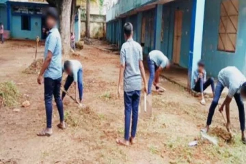 அரசுப்பள்ளி வளாகத்தை சுத்தம் செய்த பள்ளி மாணவர்கள் - கிளம்பிய எதிர்ப்பு