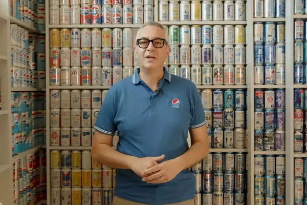பெப்சி கேன்களால்  கின்னஸ்  சாதனை படைத்த நபர்! | Guinness World Record Holder With Pepsi Cans