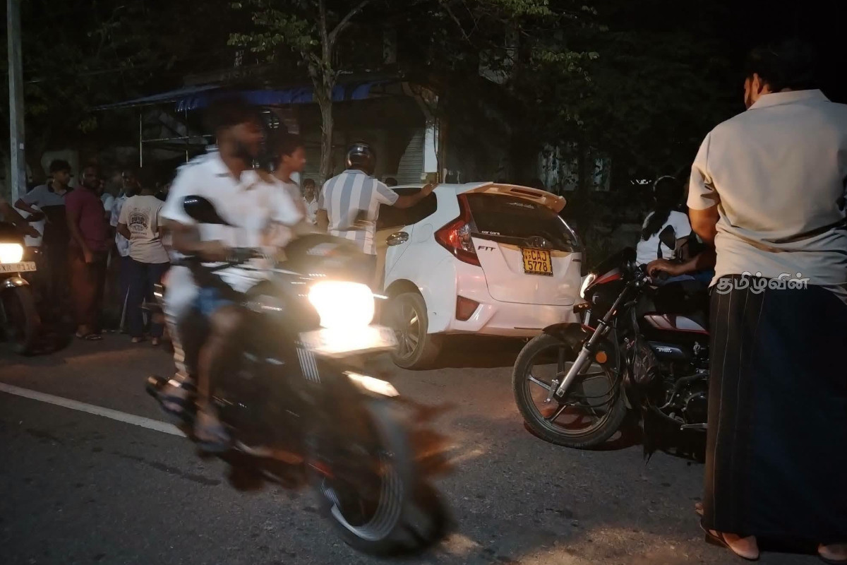 வீதியை விட்டு விலகி மரத்துடன் மோதிய கார் | Car Left The Road And Crashed Into A Tree வீதியை விட்டு விலகி மரத்துடன் மோதிய கார் | Car Left The Road And Crashed Into A Tree