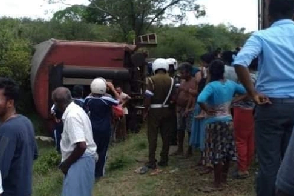 உதயதேவி புகைரதம் தடம்புரண்டதில் 16 பேர் படுகாயம்!(Photos) | 16 People Injured In Udayadevi Train Derailment