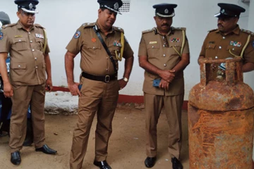 வீடொன்றுக்குள் புகுந்து மர்மநபர்கள் அட்டகாசம் - குடும்ப உறுப்பினர்கள் மீது கொடூர தாக்குதல்