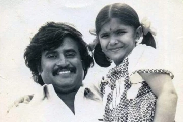 நடிகர் ரஜினிகாந்த் தூக்கி வைத்திருக்கும் இந்த பிரபலம் யார் தெரியுமா.. இதோ பாருங்க