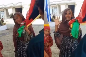 இது என் மரண கவசம்! ஆப்கானிஸ்தான் தேசிய கொடிக்கு முத்தமிட்ட பெண்... தாலிபானுக்கு அஞ்சாமல் உணர்ச்சிகரமாக செய்த செயலின் வீடியோ