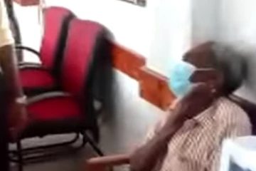 රුපියලක් නිසා උරණ වූ කොන්දොස්තරවරයෙක් වකුගඩු රෝගියෙකුට පහර දුන් ඛේදනීය පුවතක්.. (VIDEO)
