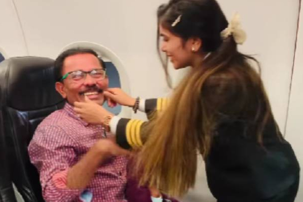 முதன்முதலில் ஓடிய விமானத்தில் தந்தையிடம் ஆசீர்வாதம் பெற்ற பெண் விமானி! நெகிழ்ச்சி காணொளி | Female Pilot Got Blessings Her Father First Flight