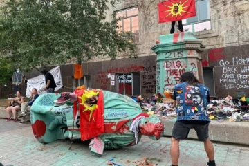 ரொறன்ரோவில் முக்கிய பிரபலத்தின் சிலையை உடைத்து சேதப்படுத்திய மக்கள்